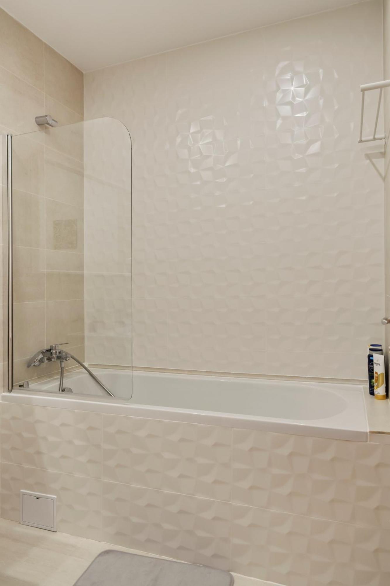 Rin Luxury Pool & Bucureşti